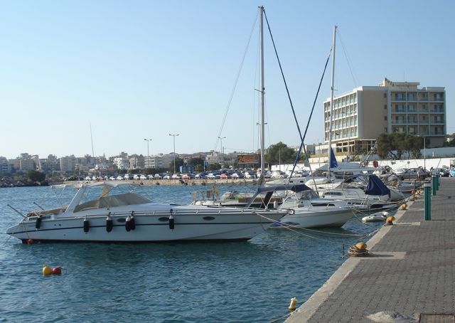 Rafina, Avra Hotel