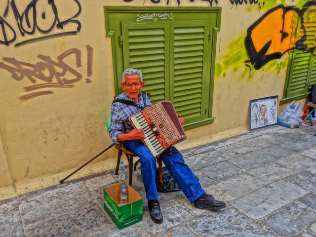 Plaka musician